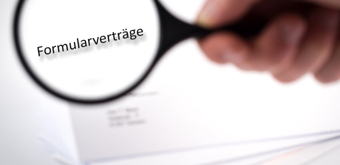 lupe über Vertragstext