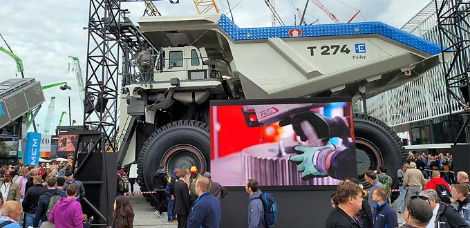 Solche gigantischen Muldenkipper, wie sie auf der Bauma 2022 zu sehen waren, bringen über 300 Tonnen Leergewicht auf die Waage und haben Motoren mit über 3000 PS